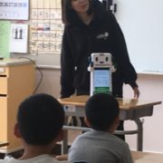 こくりに「おはよう」と挨拶する児童たち